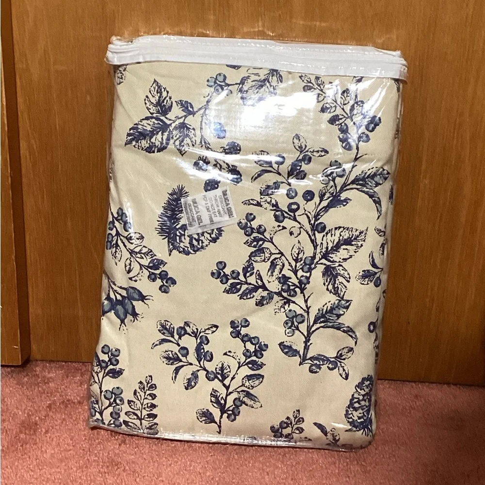 Plow & Hearth Botanical Toile Insulated Double-Lined Panel, 42 W x 96 L - Blue